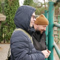 ветерани спостерігають за тваринами на території зоопарку