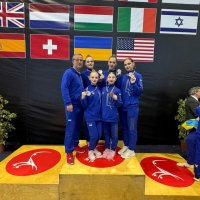 Спортсменки та їх тренер