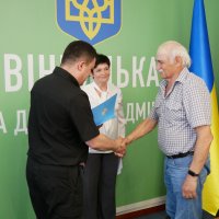 заступник начальника ОВА (CDTO) Андрій Кавунець, начальниця управління виконавчого апарату обласної Ради Надія Марусяк та учасник заходу під час нагородження