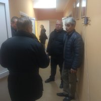 Настінна інформаційна дошка. Заголовок "Діймо разом проти насильства"