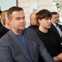 Люди в залі