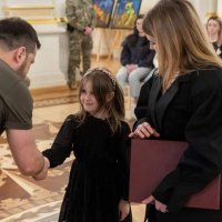 Президент України Володимир Зеленський вручає нагороду родині захисника