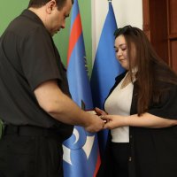 Начальник ОВА Сергій Борзов вручає посмертну нагороду