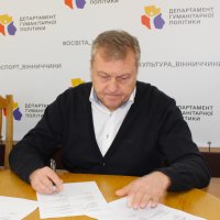 Учасник наради підписує договір.