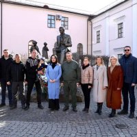 Начальник ОВА Сергій Борзов, Перший заступник Начальника ОВА Наталя Заболотна, народна депутатка України Ірина Борзова під час покладання