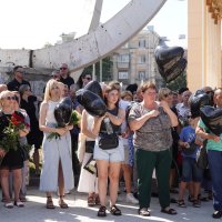Люди вшановують пам’ять загиблих внаслідок ракетного обстрілу 14 липня 2022 року
