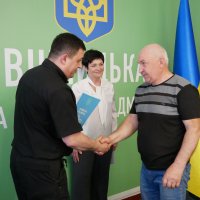заступник начальника ОВА (CDTO) Андрій Кавунець, начальниця управління виконавчого апарату обласної Ради Надія Марусяк та учасник заходу під час нагородження