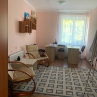 Групові фото людей в приміщенні та на вулиці