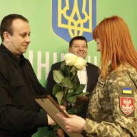 Начальник ОВА Сергій Борзов вручає Почесну грамоту і квіти представнику Військової служби правопорядку