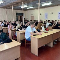 учасники проєкту сидять за столами
