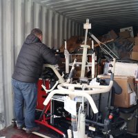 Чоловік розвантажує медичне обладнання