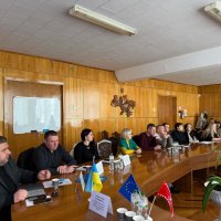 Учасники  наради-семінару  в залі сидят за круглим  столом