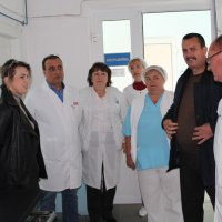 Керівництво оглядає лікарню. Люди спілкуються у коридорі лікарні