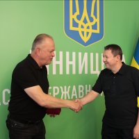 Заступник начальника ОВА Сергій Здітовецький та учасник зустрічі