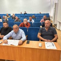 Люди в залі засідання