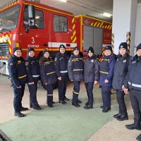на фото психологи ДСНС та поліції Вінниччини стоять біля рятувальної машини