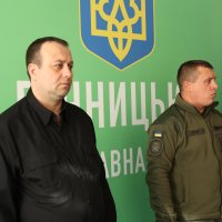 люди в залі засідань 