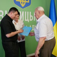 заступник начальника ОВА (CDTO) Андрій Кавунець, начальниця управління виконавчого апарату обласної Ради Надія Марусяк та учасник заходу під час нагородження