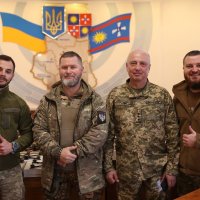 начальник управління ресурсного забезпечення сфери оборони і безпеки, формування, використання матеріального резерву та бухгалтерського обліку Департаменту з питань цивільного захисту, ресурсного забезпечення сил оборони і безпеки ОВА Валерій Індик та військові