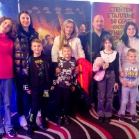 Діти з дорослими проводять час на природі і на культурних заходах