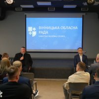 директор Департаменту міжнародного співробітництва та регіонального розвитку ОВА Ігор Цехановський, голова обласної Ради Вячеслав Соколовий та учасник зустрічі
