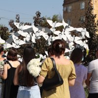 Люди вшановують пам’ять загиблих біля Меморіалу пам'яті жертв російського обстрілу міста 14 липня 2022 року