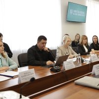 Перша заступниця начальника ОВА Наталя Заболотна, заступник начальника ОВА Андрій Кавунець та учасники зустрічі