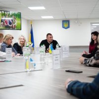 Перший заступник Начальника ОВА Наталя Заболотна, патронатна вихователька Альвіна Саєнко, селищний голова Ігор Соць та присутні на заході