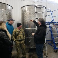 ветерани та учасники промотуру на виноробні