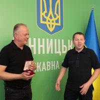 Заступник начальника ОВА Сергій Здітовецький та учасник зустрічі