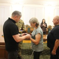 Заступник начальника ОВА Олександр Піщик вручає нагороду