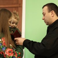 Начальник ОВА Сергій Борзов вручає нагороду родині загиблого захисника