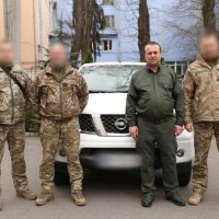 Начальник ОВА Сергій Борзов та військові, яким передають автомобіль