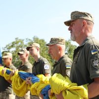 військовослужбовці тримають Державний Прапор України