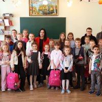 Народна депутатка України Ірина Борзова та діти у приміщенні