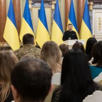 Президент Володимир Зеленський спілкується з людьми в залі