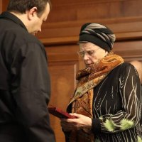 Начальник ОВА Сергій Борзов передає нагороду