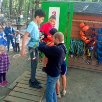 Діти і дорослі відпочивають