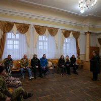 ветерани та учасники промотуру в замку-палацу Холоневських