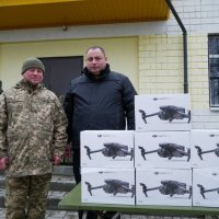 Військовий та директор департаменту з питань цивільного захисту, ресурсного забезпечення сил оборони і безпеки ОВА Богдан Зубчик біля семи дронів
