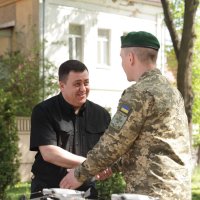 Заступник начальника ОВА Андрій Кавунець та військовий Державної прикордонної служби України під час передачі дронів