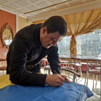 Заступник Начальника ОВА Андрій Кавунець підписує прапор України