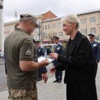 Перша заступниця Начальника ОВА Наталя Заболотна вручає Почесну грамоту військовому