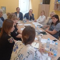 Директорка Департаменту соціальної та молодіжної політики ОВА Світлана Ярмоленко, заступник Міністра юстиції України та Голова Міжвідомчої координаційної ради з питань правосуддя щодо неповнолітніх Олександр Банчук та учасники зустрічі
