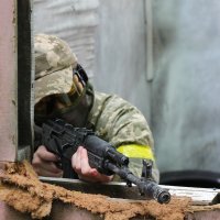 Учасник заходу з навчальною зброєю