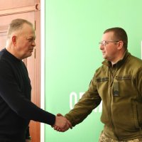 Заступник Начальника ОВА Сергій Здітовецький та військовий під час рукостискання