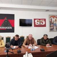 Люди в залі