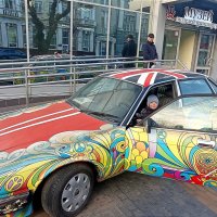 Хлопчик сидить у машині