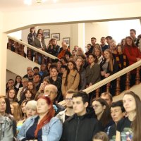 Люди в залі