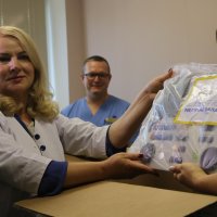 Люди у кабінеті демонструють нове обладнання.